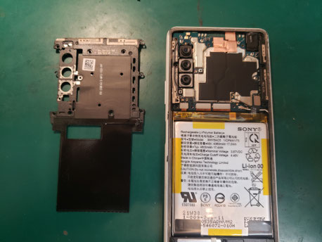 SONY XPERIA 10 IIIの画面修理で、マザーボードカウリングを外しバッテリーケーブルを外し電源供給を止めたところ