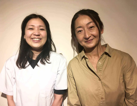 緑の整体院院内にて頭痛患者さんの田村さんが頭痛が改善して笑顔になった時に一緒にとった写真です