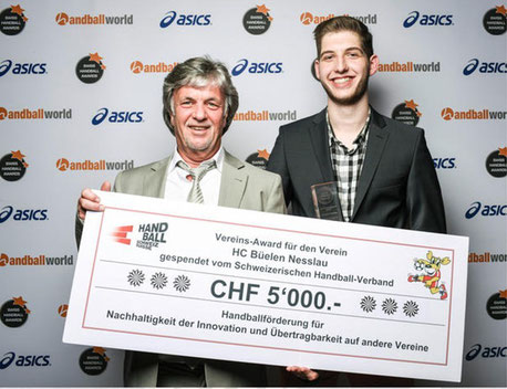 Der ehemalige Präsident Peter Ruf (l.) und sein Nachfolger Marco Tschirky mit dem CHF 5'000.- dotierten Cheque (2015)