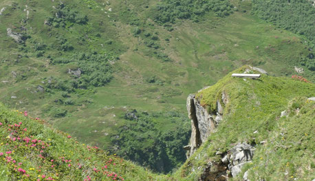 Luftiges Bänkli beim Lolenpass