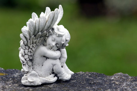 Weisse Engel Figur auf Stein | Link: Blog Beitrag | Geistige Welt | Jenseitskontakt | Medialität | Rituale zur Unterstützung in der Trauerverarbeitung