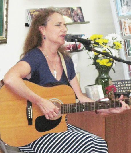 2018 : Leslie performing at Sheriar Books, Myrtle Beach, SC.