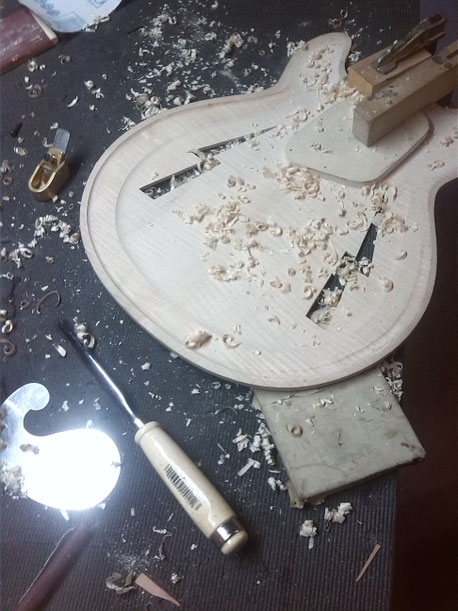 Guitarra semi-acústica en proceso de construcción