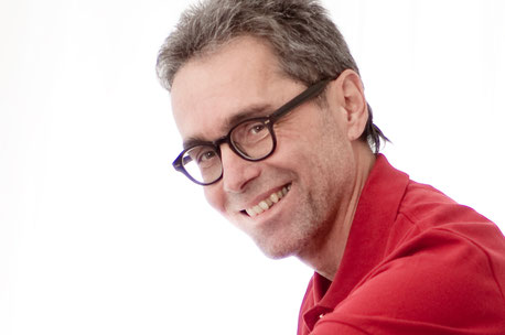 Physiotherapeut Markus Schnopfhagen lächelt freundlich und sympathisch