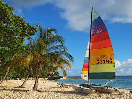 St. Lawrence Gap, Strand mit Segel-Katamaran