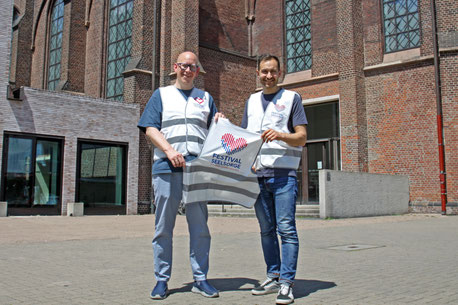 Michael Diek und Constantin Decker (v.l.) vor dem Musikforum – dort wird dieFestivalseelsorge während Bochum Total ihr Zelt haben Foto: Ev. Kirche Bochum