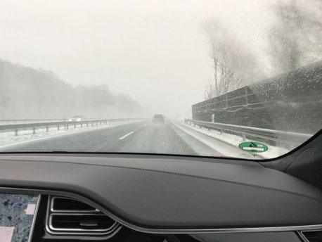 Starker Schneefall während der Fahrt