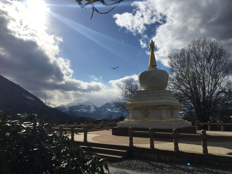 Stupa in einem Gebirgstal in Österreich