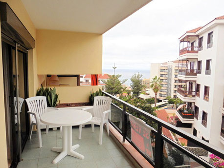Aussicht vom Balkon auf die Strasse bis zum Meer.