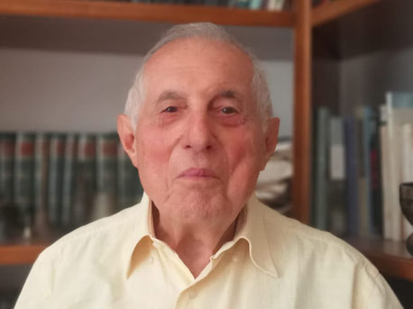 Lo scrittore salentino Edoardo Micati