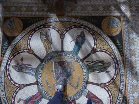 Abdijkerk Rolduc - Het mozaïek van Maria Sophia en de Zeven Jonkvrouwen ligt wat verdwaald onder de gewelfschildering van het priesterkoor. Waarom zo ver westwaarts?