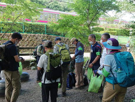 無事に下山：先頭で稲荷山コースの班がゴールしました〔室伏さん撮影〕