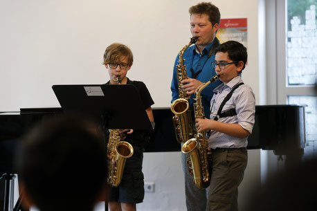 Bartosz und Konstantinos gemeinsam mit Saxophon-Lehrer Moritz Thiele. (Bild: bso)