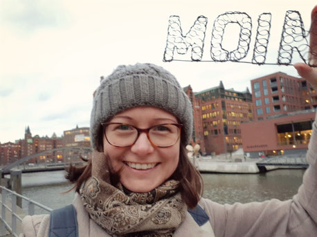 Gründerin Kristin packt die Probebestellung mit "Moin" aus