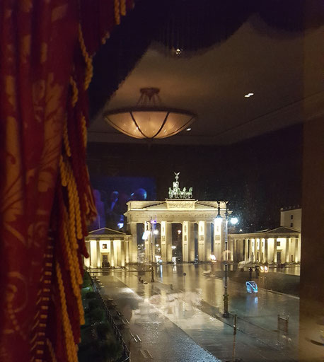 Bild: Blick aus dem Hotel Adlon in Berlin aufs Brandenburger Tor