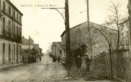 Les rails du tramway dans la rue principale de Sauvian.
