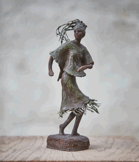 Tänzerin mit Pflanzenkleid; 2019; 35cm; Paperclay Draht Metall