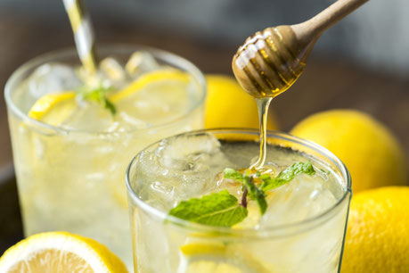 Photographie d'une boisson froide à base de citron et de Miel de Manuka de Nouvelle-Zélande