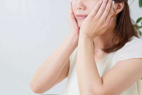 お手入れをする女性