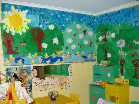 お部屋の壁面。日本では担任の先生が季節ごとに可愛い壁面を作ることが多いですが…