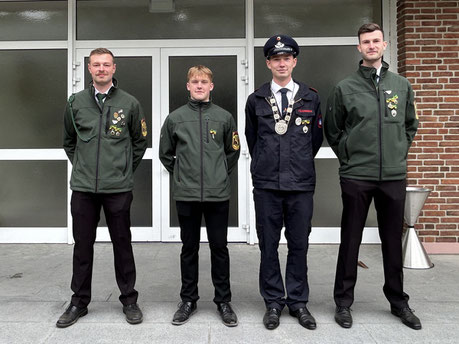 Die Herbramer Jungschützen (v.l.): Manuel Beckmann (Zepter), Dominik Meyer (Krone), René Beckmann (Jungschützenkönig), David Runte (Apfel)