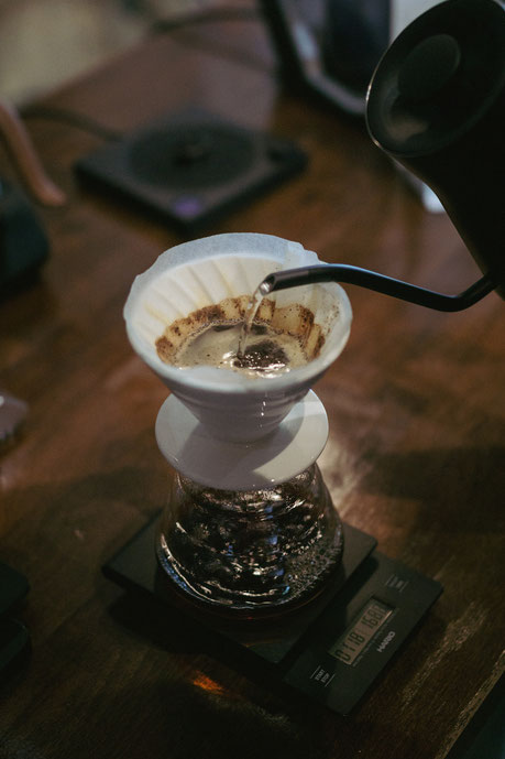 Das Wasser wird gleichmäßig über dem Kaffee verteilt, um die Extraktion so konstant wie möglich zu halten