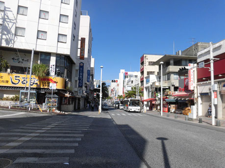 N社長が経営するホテル前 国際通りにて