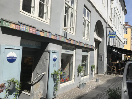 ストロイエの裏路地のセンス良い雑貨屋。デンマーク人の女性店主さん、日本語で「コンニチワ」って（＾＾）