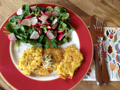 Falafel mit Salat auf einem Teller angerichtet, Zutaten sind großteils aus dem Weinviertel.