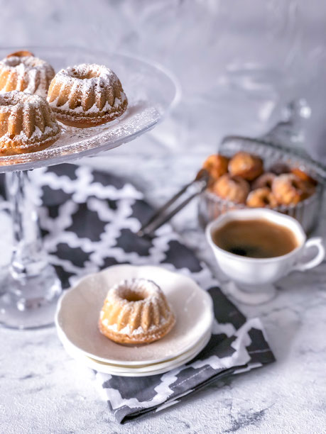 Mini - Gugelhupf: kleiner Mandel - Apfelkuchen mit orientalischen Gewürzen