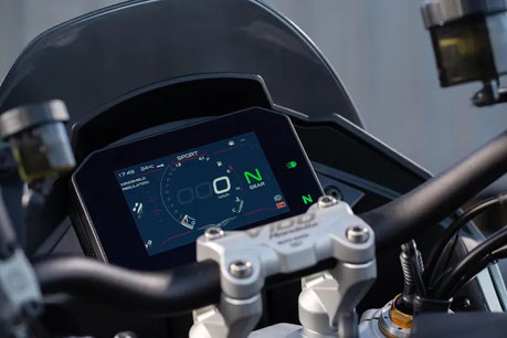 Moto Guzzi V100 Mandello S - Detail - Ansicht Display mit Tacho und Drehzahlmesseranzeige