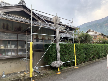 養老町、大垣市、平田町、南濃町、海津町、上石津町、輪之内町で屋根工事中の屋根工事専門店。養老町柏尾で屋根工事/足場組み作業中