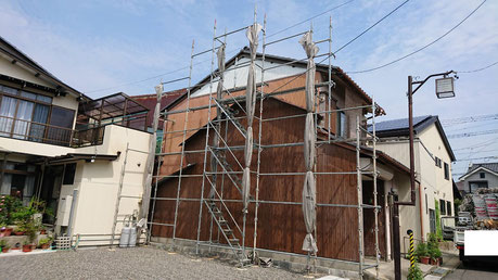 海津町、南濃町、平田町、養老町、輪之内町、羽島市、祖父江町、八開村、立田村、長島町、多度町、北勢町で外壁板金工事中の雨樋・板金工事専門店。平田町今尾で外壁板金工事/足場組み作業中