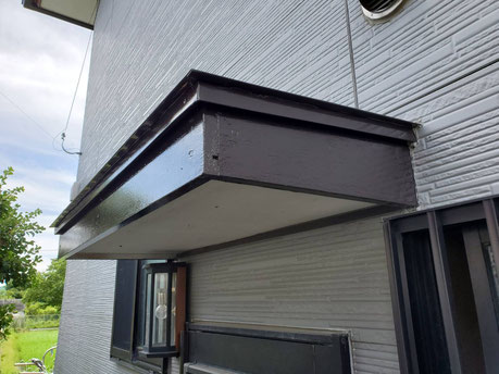 養老町、大垣市、平田町、南濃町、海津町、上石津町、輪之内町で外壁塗装工事中の外壁塗装工事専門店。養老町色目で外壁塗装工事/付帯の上塗り作業中