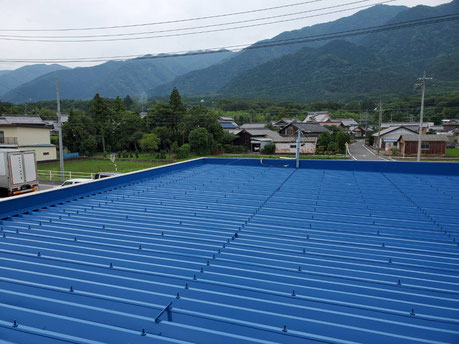 養老町、大垣市、平田町、南濃町、海津町、上石津町、輪之内町で屋根塗装工事中の屋根塗装工事専門店。養老町石畑で屋根塗装工事/屋根折板の上塗り作業中