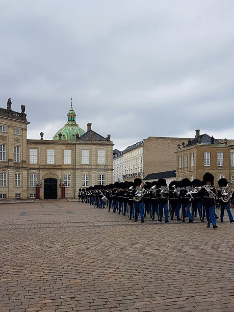 Wachablösung vor dem Schloss Amalienborg