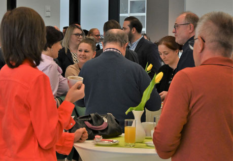 Besucher:innen der Veranstaltung bei Gesprächen im Ausklang