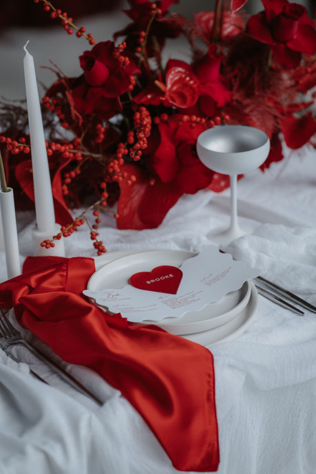 Satin Servietten rot mieten Hochzeit Dekoverleih the featherette