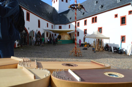 Bild: A. Quermann- Inhalt:  Campana Festival mit Präsentationsständen Schloss Rochsburg 2020 