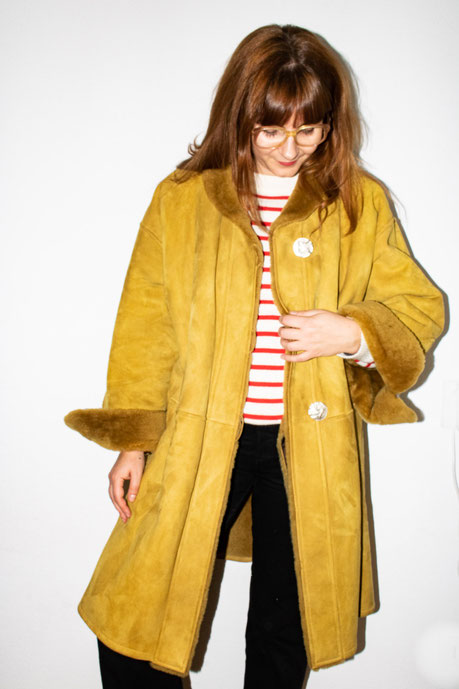 Felicita Vintage - Long manteau Yves Saint-Laurent vintage en peau lainée de couleur ocre, moutarde. 