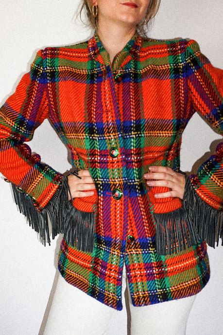 Veste Yves Saint-Laurent vintage 1990's, en laine à carreaux avec franges en cuir sur les manches et sur les poches et boutons multicolores en émail.