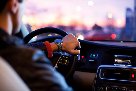 Homme en train de conduire pour évaluation du permis de conduire par auto-école du Pays Mellois 79