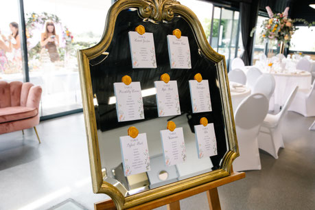 Plan de table sur miroir doré pour une décoration de mariage Bridgerton imaginée par My Daydream Wedding près de Nantes