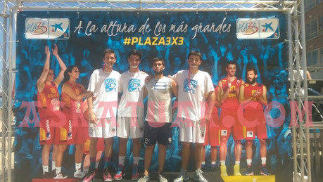 El cadete consiguió auparse con el primer puesto en su categoría. En la imagen vemos a Urko González, Txomin Unanue y Xabi González, posando junto a su entrenador en Askatuak Jon González. (Foto: Aitor Udakiola)