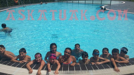 En el campus no todo es baloncesto. Como vemos en la imagen, muchos de nuestros jugadores y jugadoras disfrutan en la piscina de una de las actividades planeadas para estos días. (Foto: Osane Gorostegi)