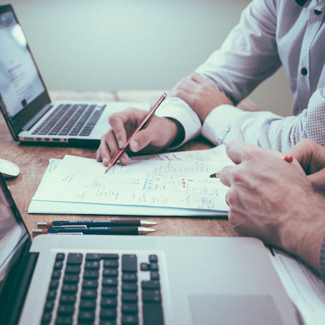 2 hommes travaillant sur bureau avec ordinateur