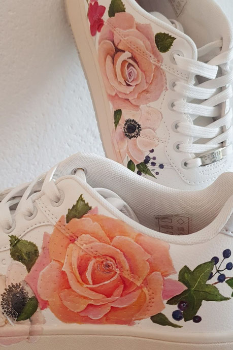 bloemen op sneakers geschilderd