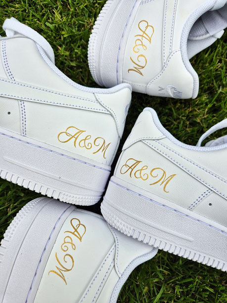 sneakers met less is more en alleen initialen en trouwdatum erop geschilderd