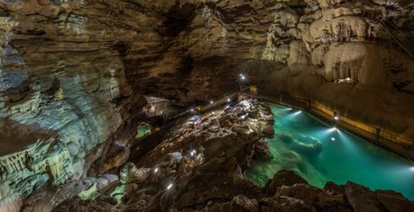 Gouffre de Padirac, l'impressionnante salle du grand dôme haute de 30m