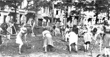 Aufräumen: Trümmerfrauen Oppenhoffallee 1944